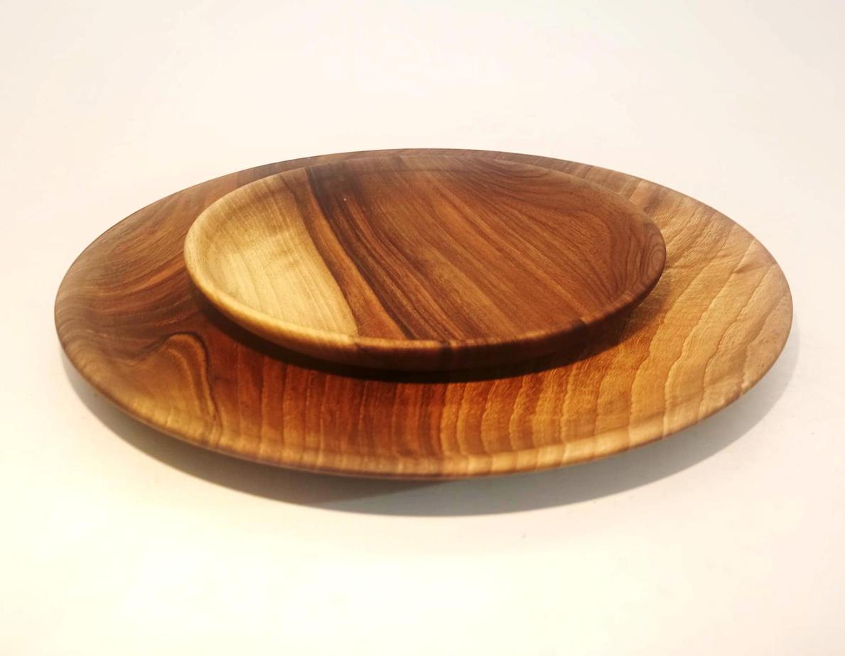 Grande-et-petite-assiette-en-bois-de-noyerjpg