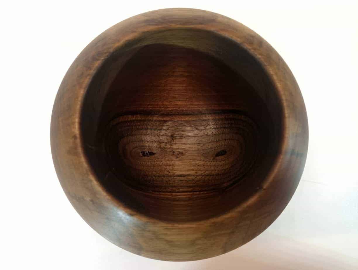 pilon-mortier-tourné-sur-bois-noyer-dessus