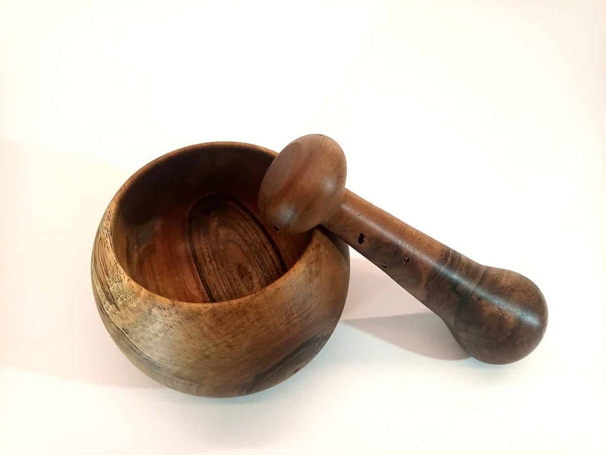 gros-pilon-mortier-tourné-sur-bois-noyer