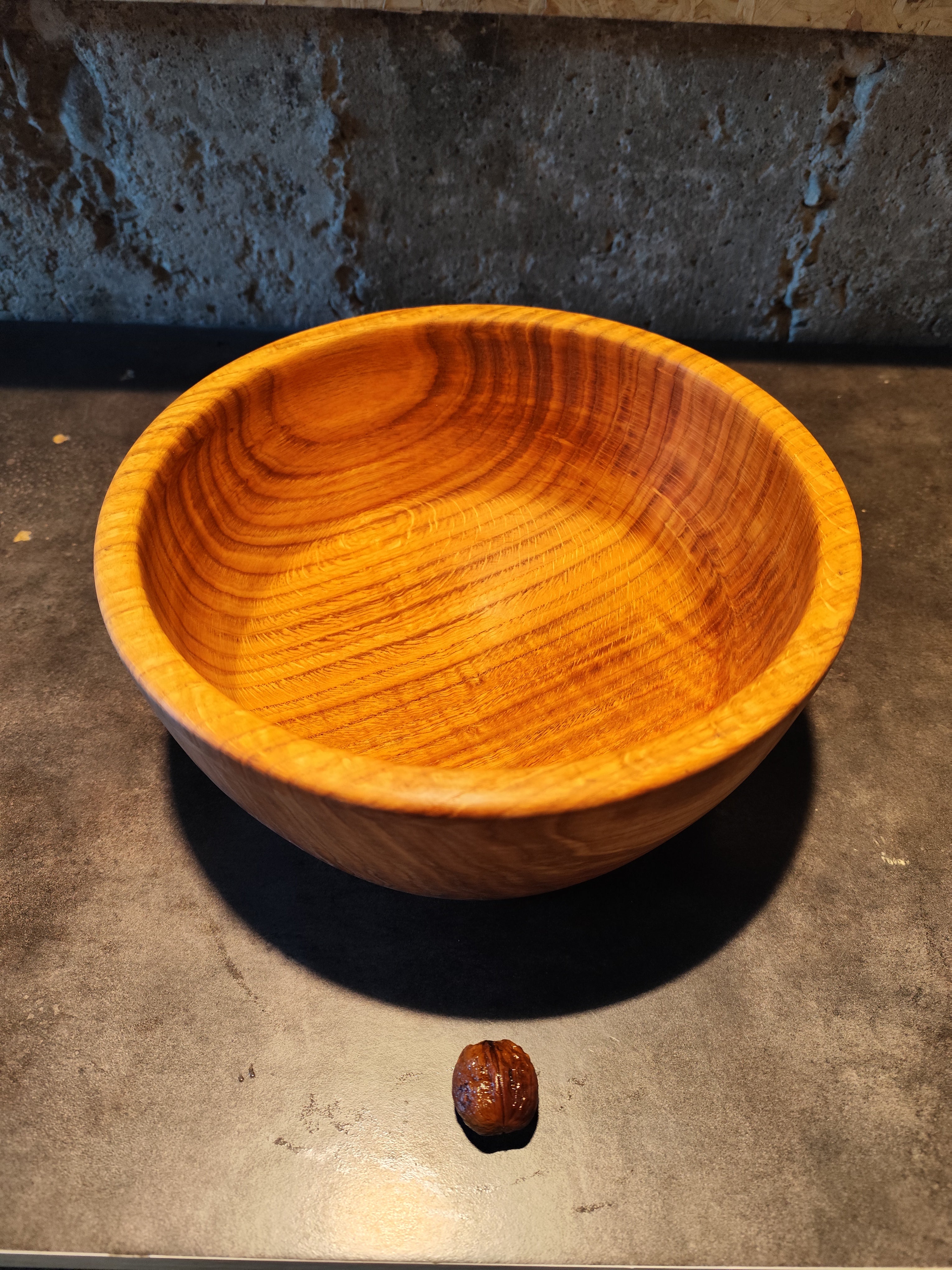 Gros saladier en bois de chêne rouge 31 cm