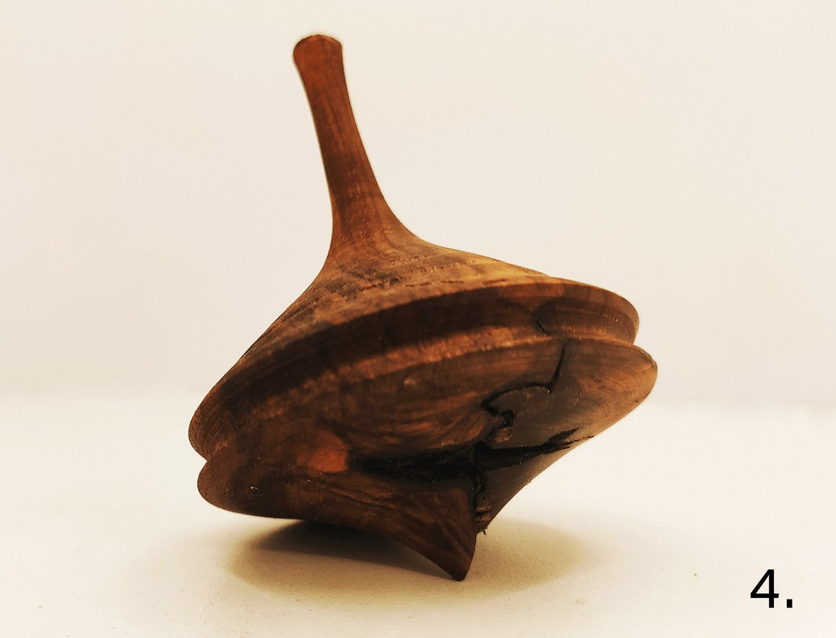 Top made of ash, walnut or boxwood