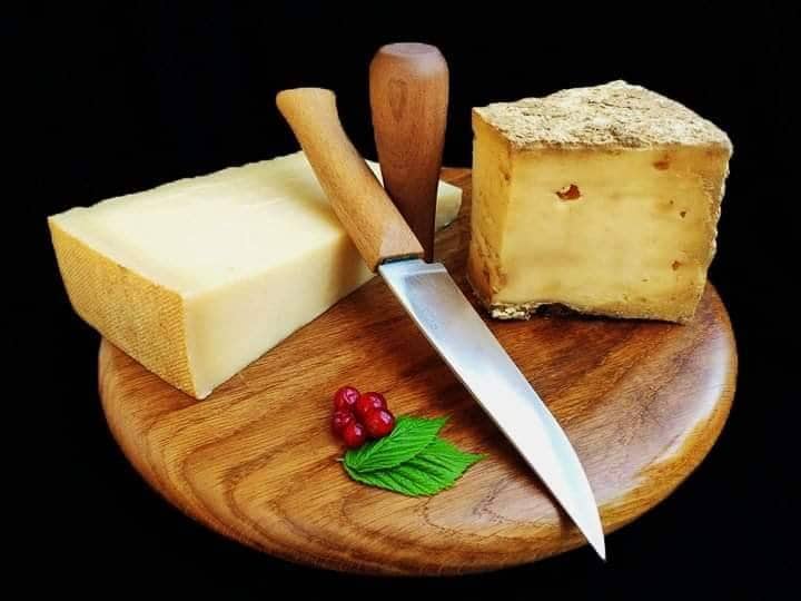 Plateau-fromage-bois-noyer-tournage-sur-bois-opinel